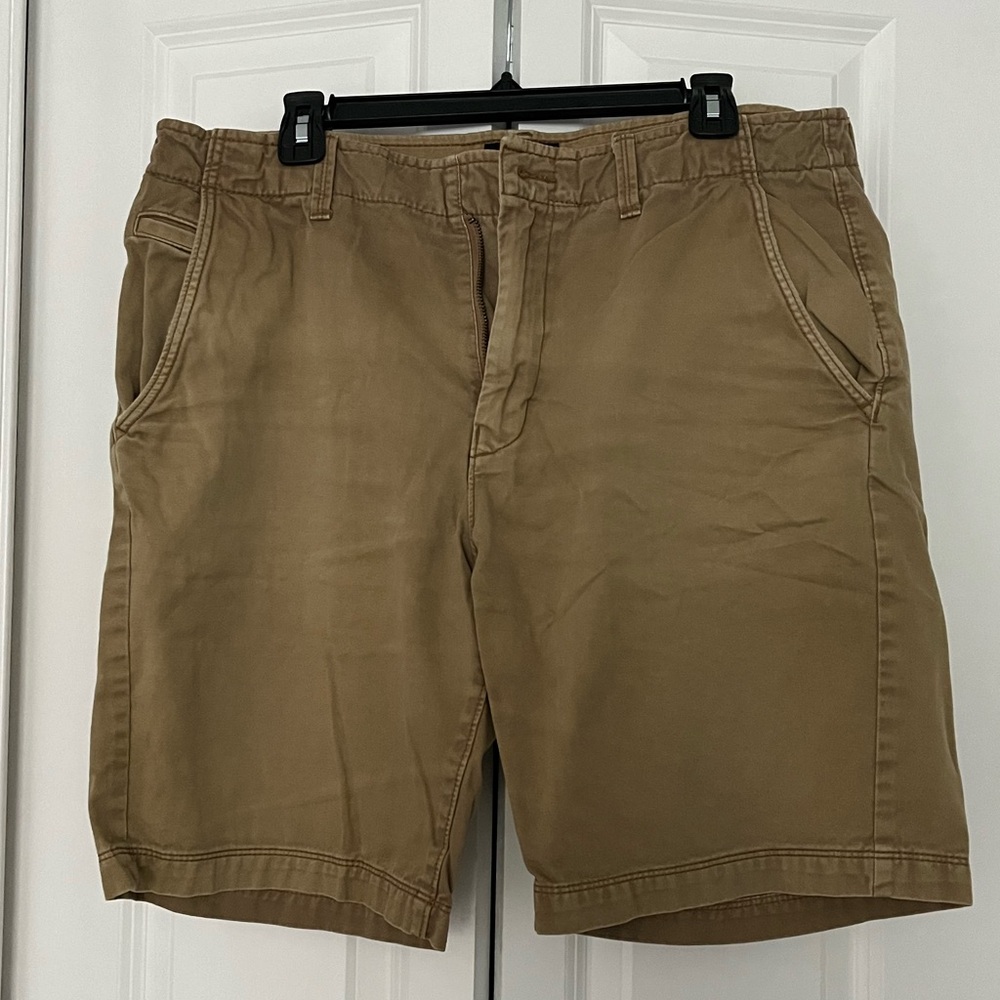 Men’s khaki shorts - American Eagle